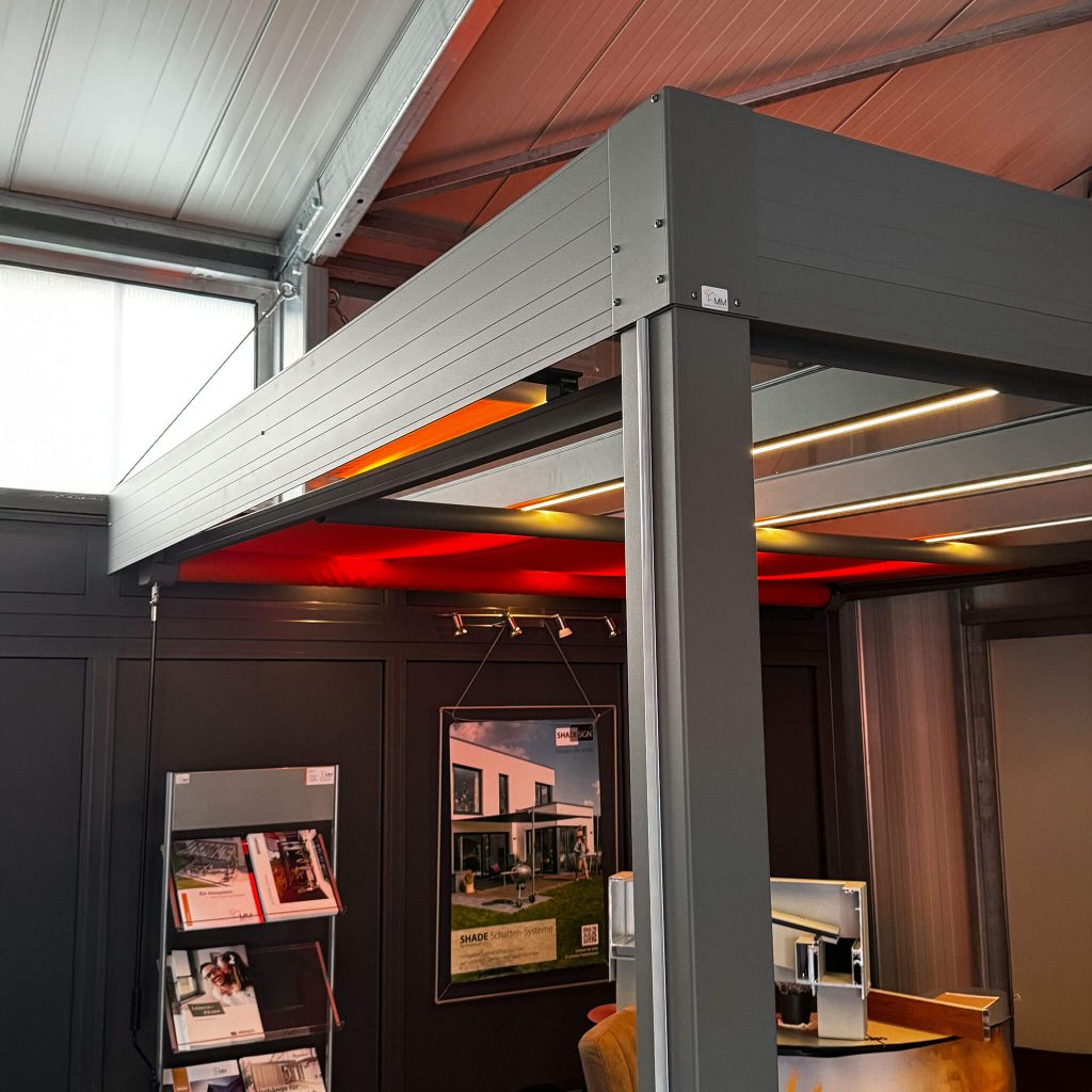 Flachdach Glasüberdachung Terrassendach Ausstellung MM Sonnen Wetterschutztechnik Jettingen-Scheppach mit LED Beleuchtung