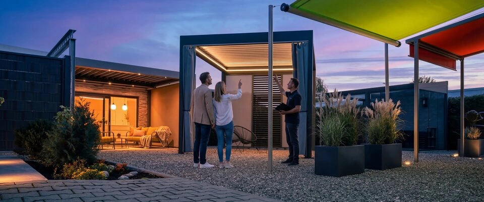 Beratungsszene im Showroom: Paar besichtigt Lamellendach bei MM Sonnen- und Wetterschutztechnik